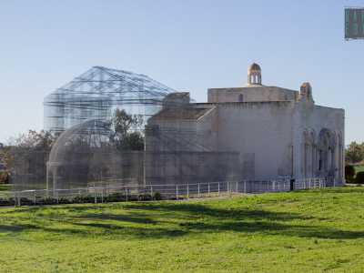 La Basilica di Santa Maria Maggiore si trova poco fuori il centro abitato di Siponto. Basta superare l�ingresso per ritrovarsi davanti alle candide mura della chiesa, accanto alla quale � presente una curiosa installazione...